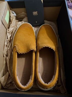 FRYE Ivy Scallop Slip on